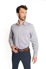 Camisa de vestir rosada de lino y algodón, de manga larga y corte clásico.