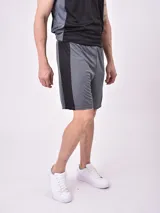 Short deportivo gris con paneles laterales negros y cintura elástica.