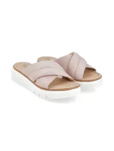 Sandalia de cuero color rosa con tiras cruzadas y suela anatómica acolchonada blanca.