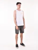 Musculosa blanca con estampado pequeño en el pecho.