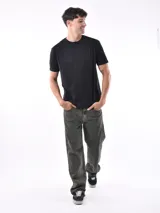 Remera blanca de corte slim fit y mangas cortas.