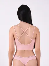 Top marrón de lycra con breteles finos y detalle de encaje en el escote.