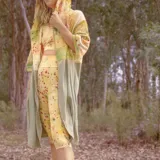 Campera larga con capucha y cierre frontal, con diseño abstracto en tonos amarillo, verde y rosa sobre fondo beige.