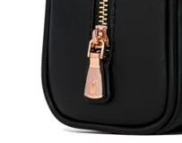 Neceser negro de cuero sintético con cierre dorado y logo de la marca Tiffosi en dorado.