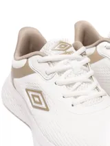 Championes deportivos Umbro modelo Rocky para mujer, color negro con suela blanca. Presentan capellada de malla transpirable y el logo Umbro en el lateral.