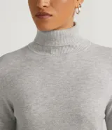 Polera marrón de punto con cuello alto y mangas largas.