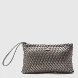 Clutch plateado tejido con asa de mano.