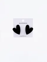 Par de aros tipo caravana con forma de corazón, color negro.