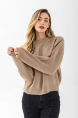 Sweater de punto color crudo, con cuello redondo y detalle de trenza vertical en el centro.