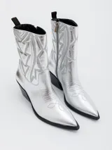Bota texana plateada de caña media con bordados geométricos en el mismo tono y taco cubano negro.