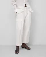 Pantalón cargo de mujer confeccionado en lino y algodón color blanco, de corte recto y tiro alto, con cierre de botón y trabillas. Presenta bolsillos laterales con solapa, bolsillos de vivo en la espalda y logo bordado en la parte trasera.