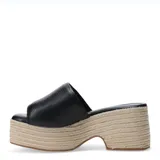 Zuecos de cuero sintético color blanco, con plataforma de yute y suela de goma.