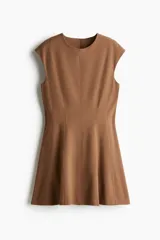 Vestido corto color marrón de sarga levemente elástica con costuras decorativas adelante y atrás. Modelo con cuello redondo, manga japonesa y cierre oculto en la espalda. Cintura entallada y pollera con vuelo.