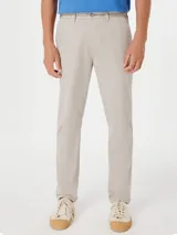Pantalón de vestir azul marino, de corte slim fit, con bolsillos laterales y traseros.