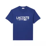 Remera azul con logo de Lacoste estampado en blanco en el pecho.