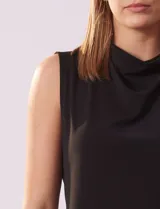 Blusa sin mangas de seda fría color beige, marca Tahari, con cuello volcado.