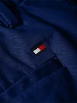 Pantalón chino de corte slim, confeccionado en sarga de algodón elástico, con cierre de cremallera y bolsillos laterales.