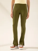 Pantalón de punto acanalado color verde militar, con cintura elastizada y tajos laterales.