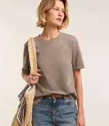 Blusa femenina confeccionada en algodón más sostenible, cuello redondo, manga corta con efecto desteñido.