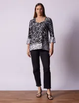 Blusa estampada en blanco y negro de seda fría, marca Ruby Rd. Manga ¾ acampanada.