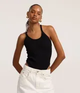 Body negro de tejido acanalado, con escote redondo y tirantes finos que se cruzan en la espalda.