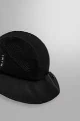 Sombrero tipo bucket color beige, confeccionado en tejido técnico con perforaciones en la copa para mejorar la transpirabilidad. Tiene ajuste elástico y ala ancha con pespuntes.