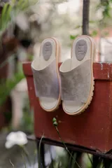 Sandalias marrones de cuero con suela track.