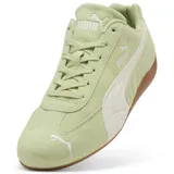 Championes Puma Speedcat OG color pistacho, con detalles en blanco y suela marrón.