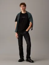 Remera negra de algodón con cuello redondo y mangas cortas. Estampado frontal con el logo de Calvin Klein Jeans y la leyenda "Established Nineteen Seventy Eight".