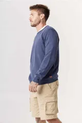 Sweater verde oliva de punto con cuello redondo y mangas largas.