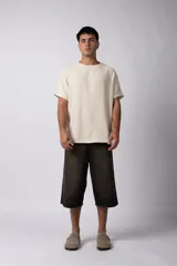 Remera color crudo de lino con textura entramada, calce cómodo y mangas cortas.