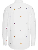 Camisa blanca de popelina de puro algodón con estampado de banderas náuticas y logos de Tommy Jeans bordados. Corte clásico, cuello abotonado, puños con botón y bajo redondeado.