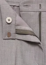 Pantalón de vestir color gris topo, de corte recto, con pinzas delanteras, bolsillos laterales y ruedo con vuelta.