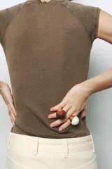 Camiseta color marrón de algodón con cuello redondo y mangas cortas.