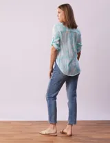 Blusa de gasa estampada azul con diseño paisley, marca Ruby Rd. Cuello a la base, escote en v y abertura con botones. Delantera con bolsillos. Largo de manga regulable con presilla y botón. Terminación de ruedo con nudo.