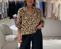 Camisa color camel con estampado animal print en negro, cuello mao y mangas largas con puños abotonados.