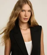 Chaleco negro de punto roma con escote blazer, cierre con dos botones y bolsillos delanteros.