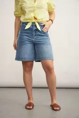 Bermuda de jean gris oscuro, corte recto y largo a la rodilla.