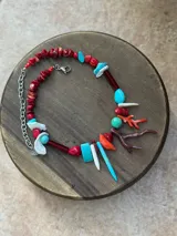 Collar corto con cuentas de resina, corales naturales, nácar, cuentas reconstituidas y cristales checos. Se cierra con cadena de acero quirúrgico y ganchito para regular el largo.