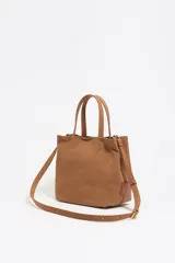 Bolso tote pequeño marca Bimba y Lola, modelo Chihuahua, color marrón. Confeccionado en nylon con estructura blanda, doble asa de mano y asa de tejido, piezas de piel, cierre con botón de presión, logo grabado, acabados metálicos, bolsillo interior e interior con placa metálica logotipada.