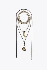 Set de tres collares de diferentes largos: gargantilla de anillas metálicas, collar largo de cuerda con charms metálicos y collar de eslabones metálicos con colgante de cuerno de resina.