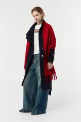 Jean wide leg de denim 100% algodón con recortes laterales de un lavado más oscuro y bolsillos traseros y relojero con ese mismo lavado. Tiene un lavado localizado sobre tono color efecto vintage en frente y espalda.