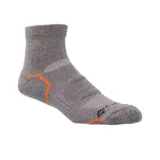Calcetines grises de corte medio, con hilo refrescante que absorbe la humedad y ventilación de malla.