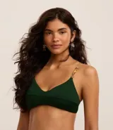 Top de bikini verde oscuro, estilo remera, confeccionado en microfibra texturizada. Cuenta con breteles elásticos ajustables adornados con bambú natural y copas removibles.