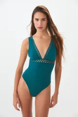 Traje de baño entero de microfibra color verde esmeralda, con breteles anchos y escote pronunciado. Presenta detalle calado con corte láser en el escote y la cintura. Incluye pouch.