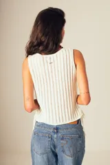 Musculosa marrón de tejido de punto acanalado, sin mangas y corte ajustado.