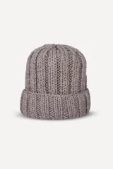 Gorro tejido a mano color crudo, con diseño de ochos, confeccionado en lana fina sin teñir.