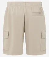 Bermuda masculina color beige confeccionada en tela french terry, con cintura elástica, cordón interior para ajustes y bolsillos cargo.