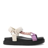 Sandalias planas color beige con tiras anchas acolchadas y ajuste con velcro en el tobillo.