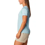 Remera deportiva Columbia color gris con estampado de líneas horizontales y logo de la marca en el pecho.